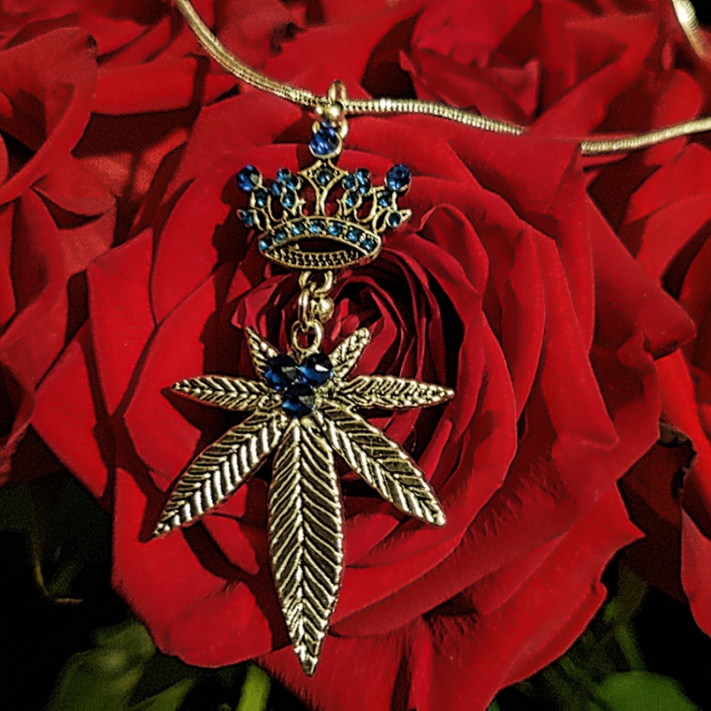 18 inch Sliver Laced weedleaf necklace